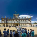 Erleben Sie die britische Monarchie im Buckingham Palace. Entdecken Sie die State Rooms, die Wachablösung und die königlichen Gärten. Tipps zur Anreise und Besichtigung.