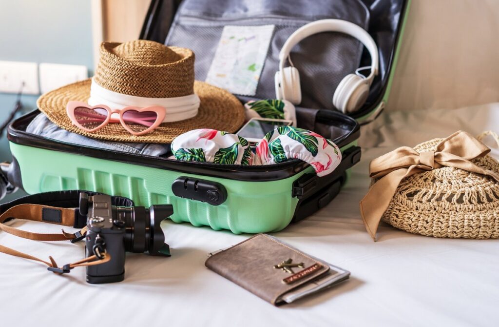 Wer Freunde oder Verwandte im Ausland besucht, packt oft typisch deutsche Gastgeschenke in den Koffer.