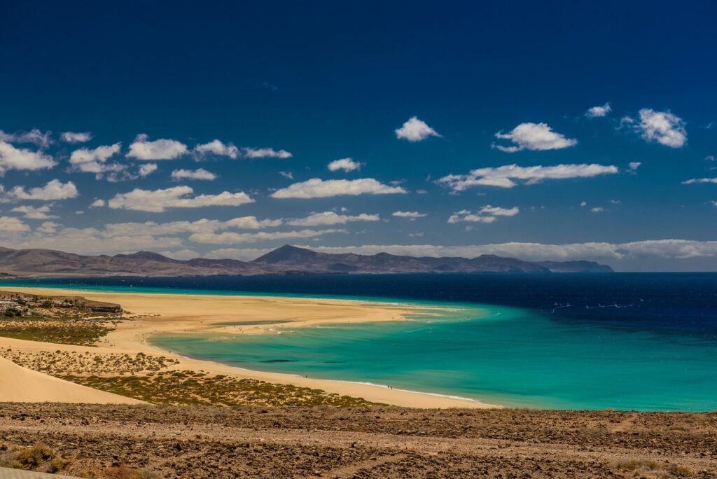 Lagune von Sotavento an der Südostküste Fuerteventuras mit Sandzunge und türkisem Wasser