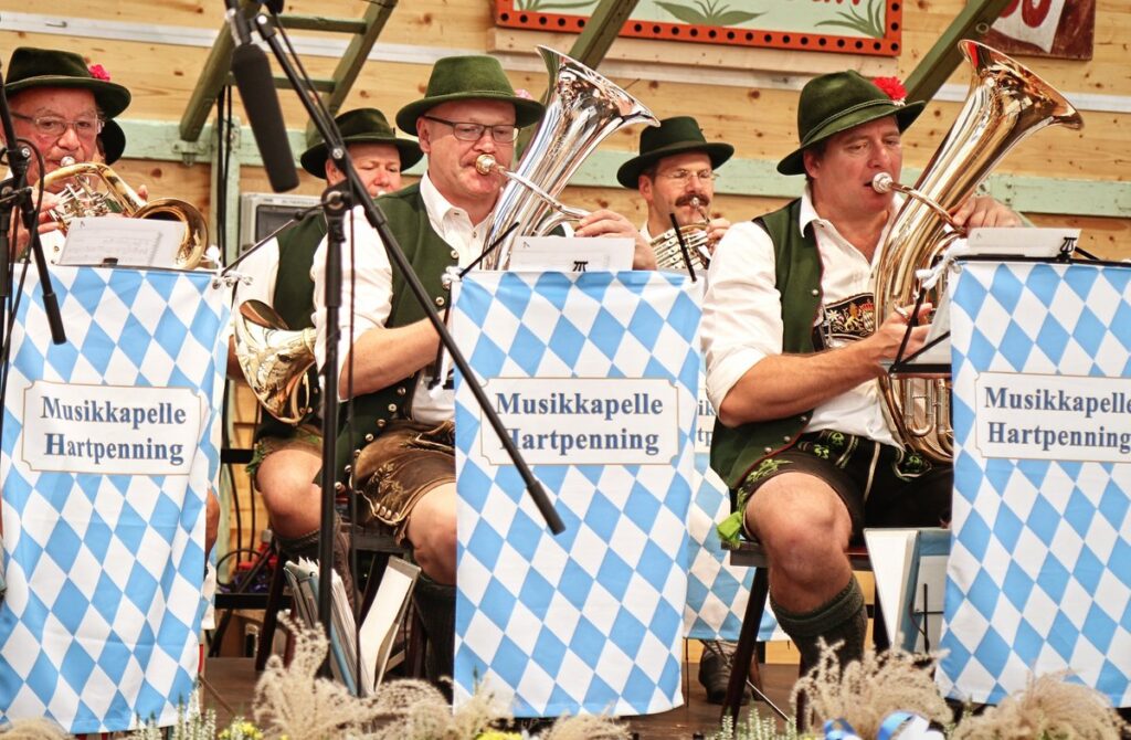 Bayerische Blasmusik gehört auf dem Oktoberfest dazu. Bayerische Blasmusik gehört auf dem Oktoberfest dazu.