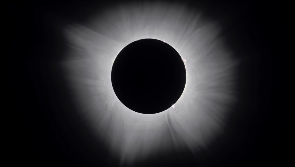 Korona der Sonne um die schwarze Mondscheibe bei der totalen Sonnenfinsternis vom 8. April 2024