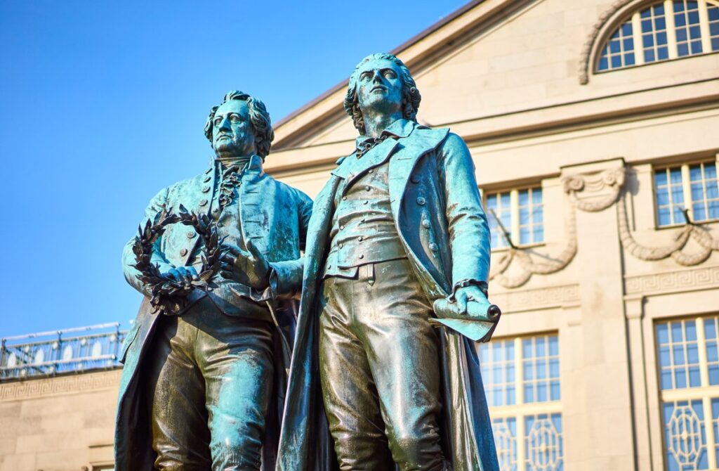 Historische Bibliotheken und berühmte Schriftsteller: Städte wie Weimar, Edinburgh oder Porto bieten Buchliebhabern zahlreiche Möglichkeiten.