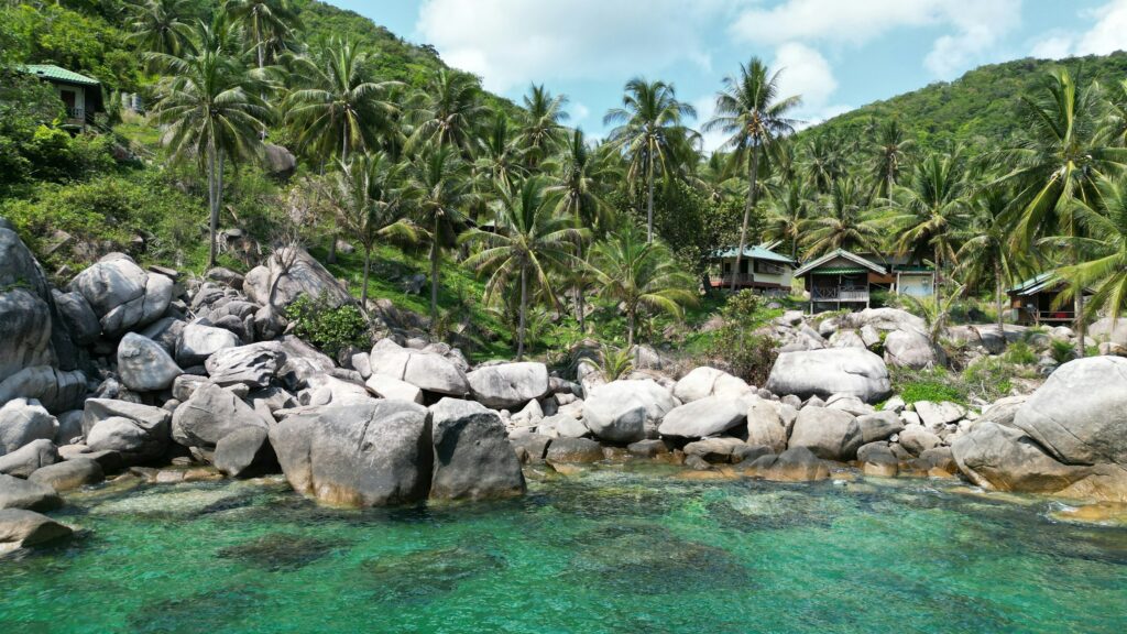 Felsbucht mit türkisem Wasser und Palmen an der Küste von Koh Samui in Thailand