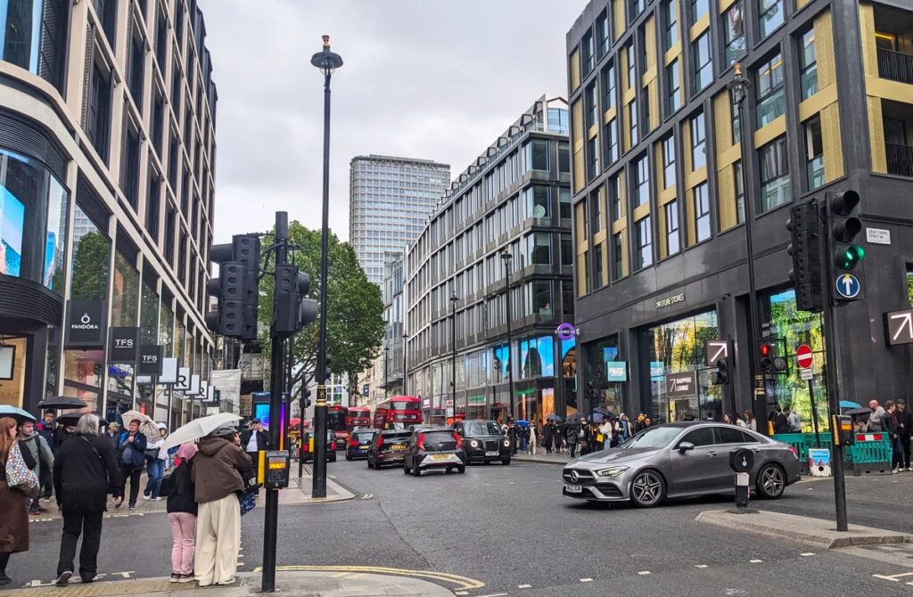 Die Oxford Street - hier noch mit Verkehr - ist eine der berühmtesten Straßen Londons.