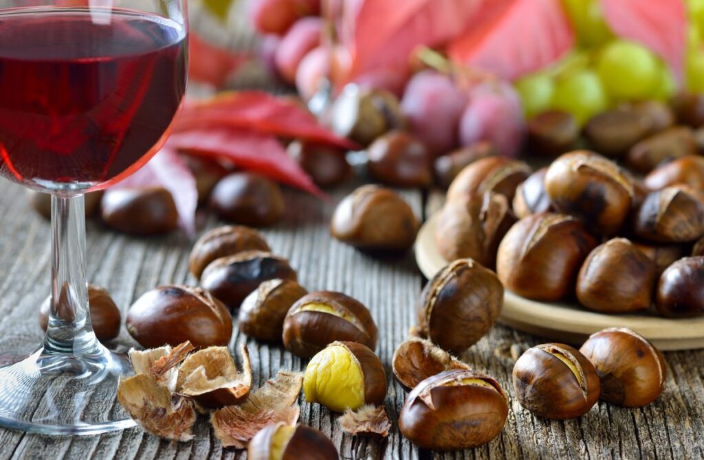Gehören zum Törggelen dazu: Wein und Kastanien.